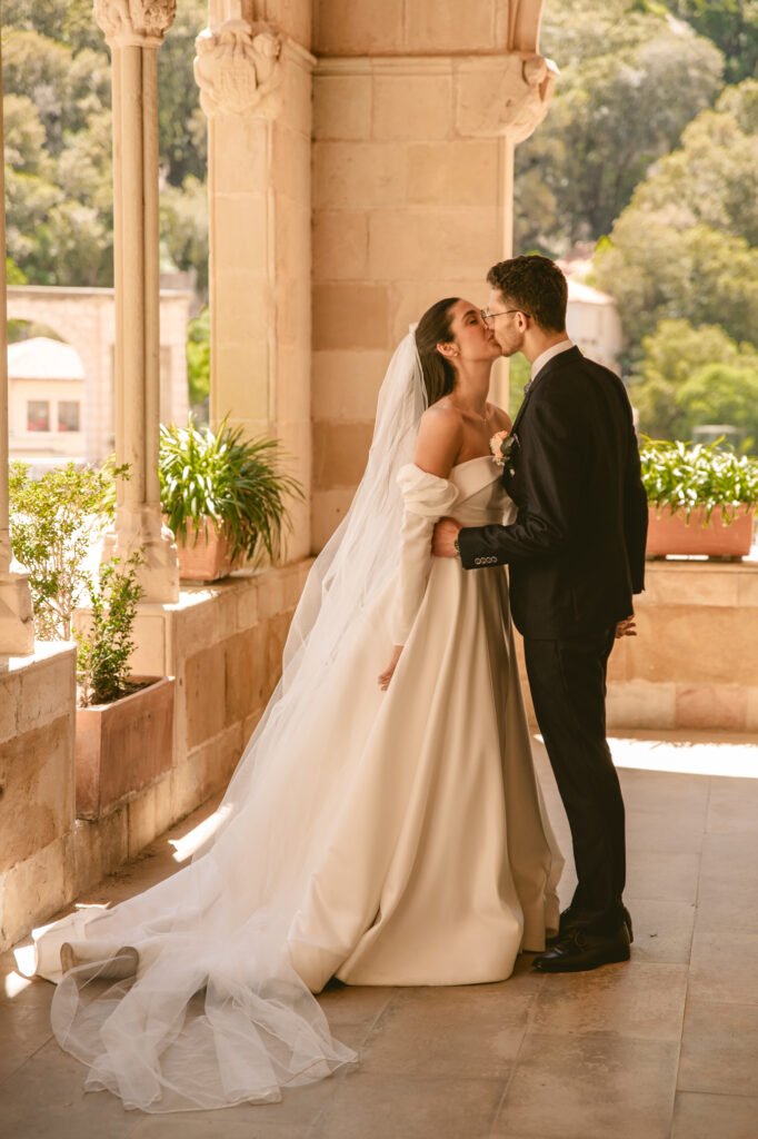 Novios frente a frente en espacio interior con luz cálida