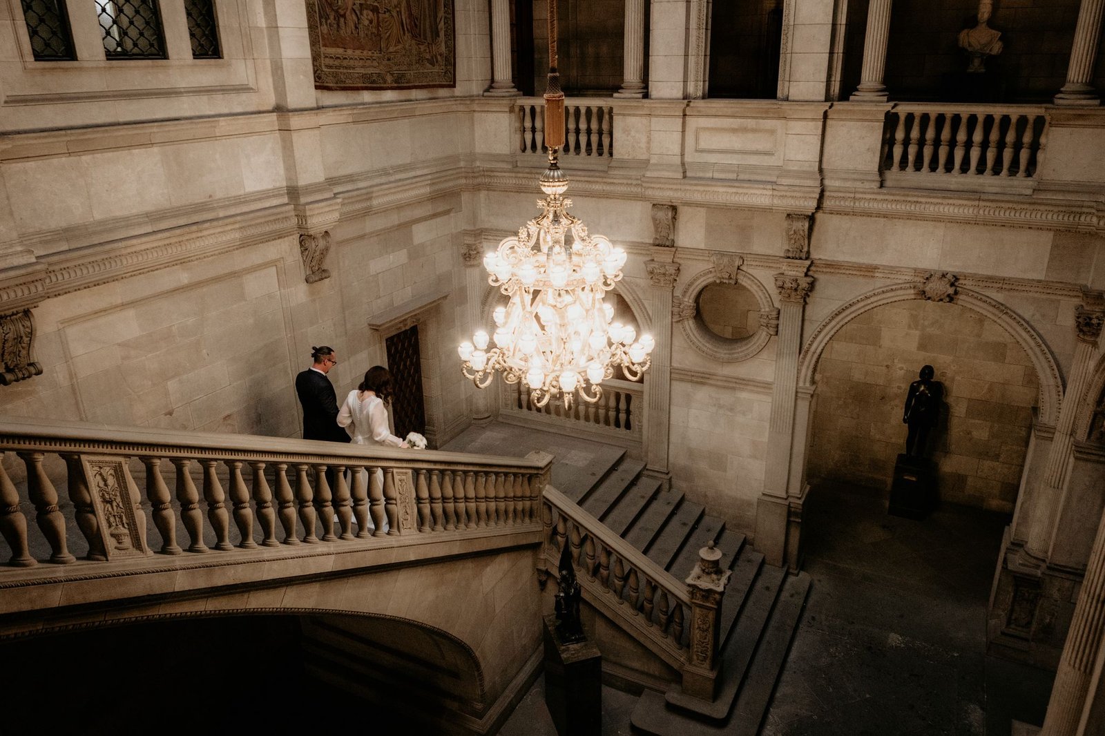 Decoración floral y lámpara de araña en interior barroco