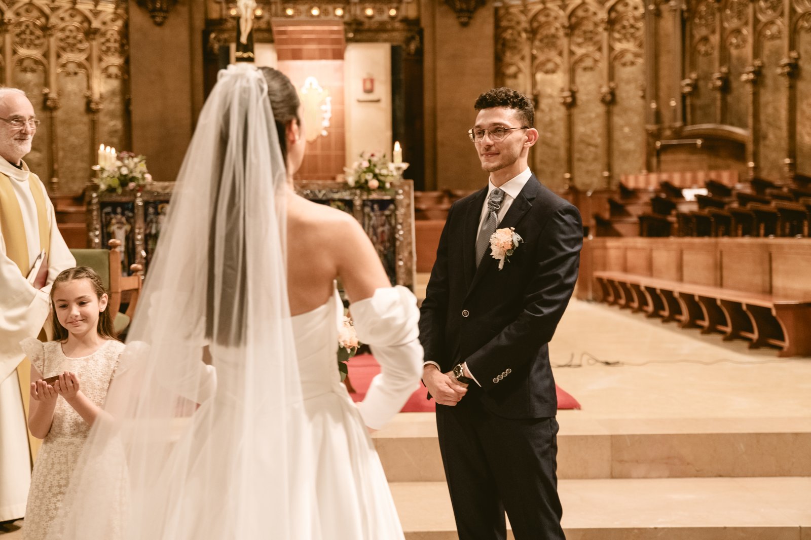 Novia de espaldas frente al altar, mirando al novio