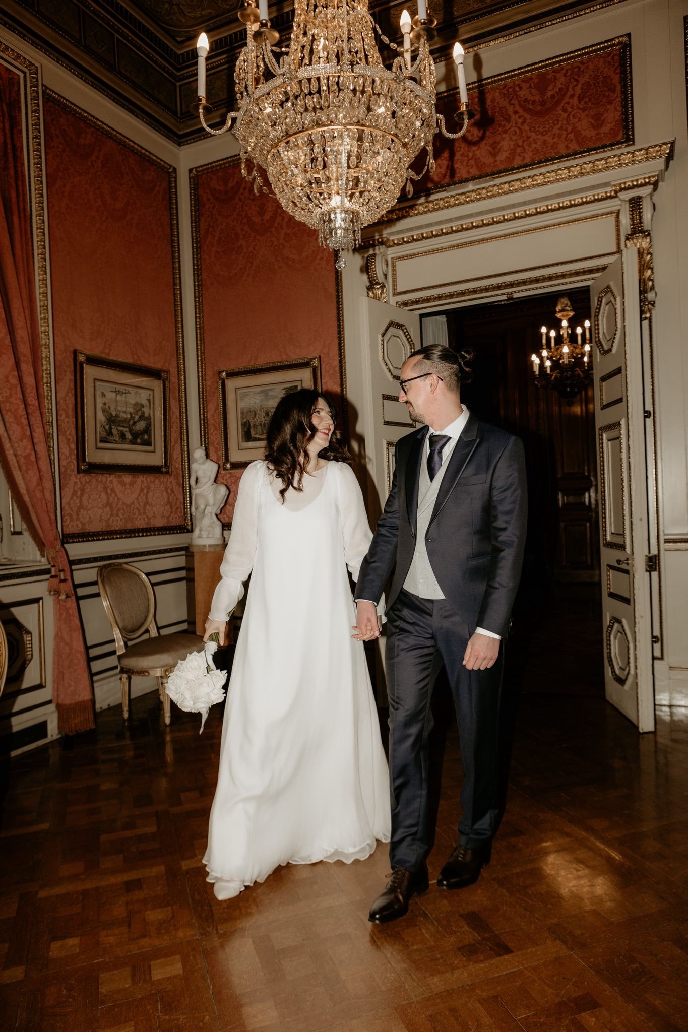 Primer plano de manos entrelazadas con ramo