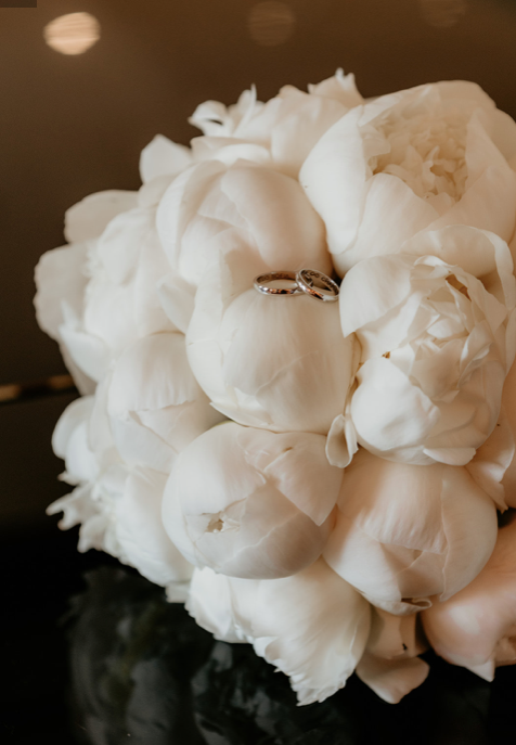 Ramo de novia con flores blancas y verdes