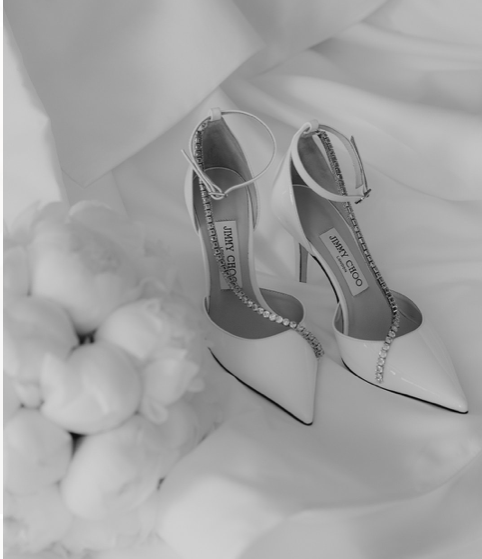 Zapatos de novia con detalle floral en blanco y negro