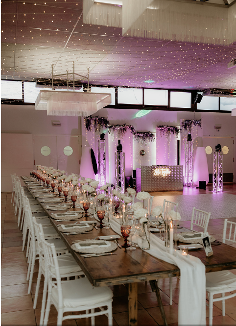 Decoración de boda con velas y flores blancas