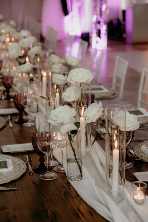 Montaje de mesa elegante con velas y centros altos