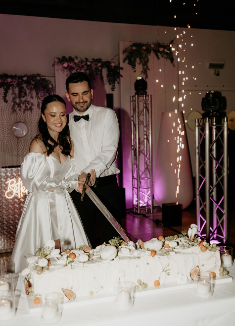 Novios brindando durante la fiesta de boda
