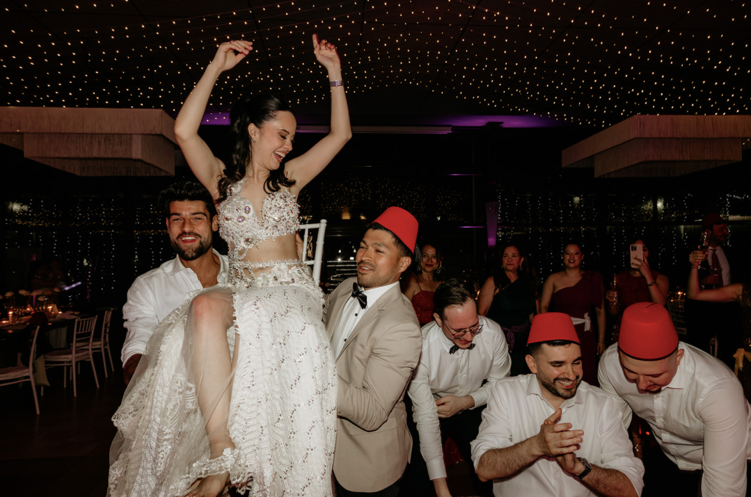 Novia bailando con invitados en boda de lujo en interior