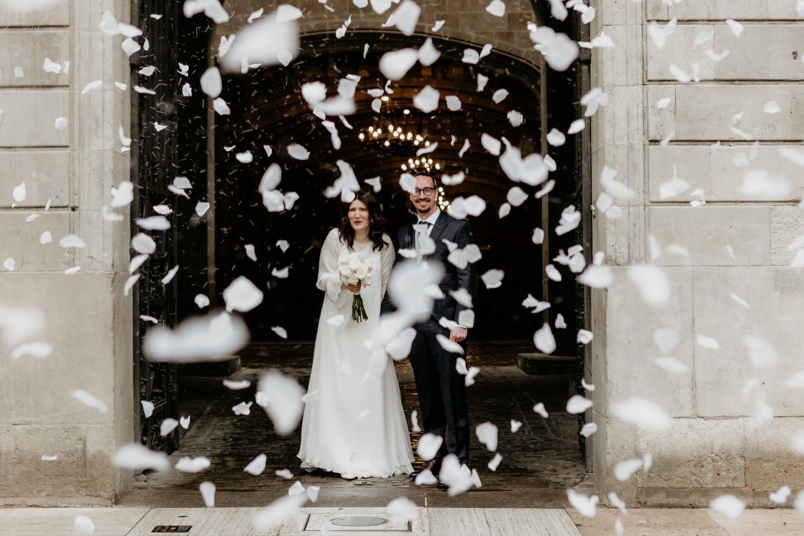 Salida de los novios bajo lluvia de pétalos